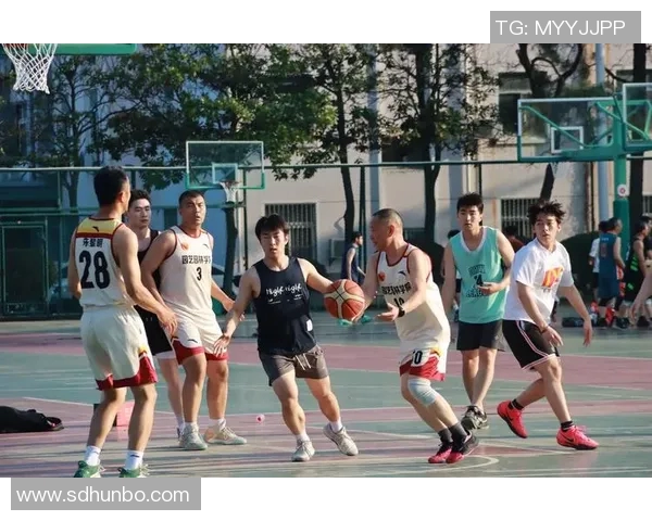 重庆篮球队在奥运会上的默契配合展现团队精神与竞技实力的精彩点评