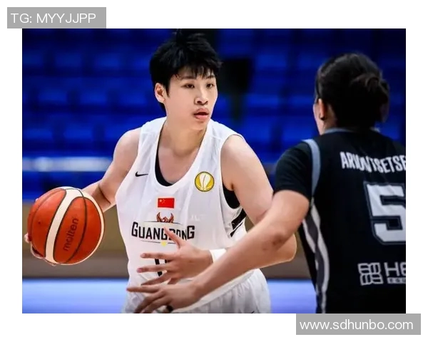 广州篮球队配合默契创新高助力球队在联赛中崭露头角